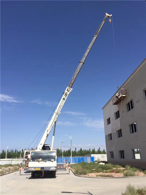 沁阳市“轻装强干”—— 吊车的 “轻量化臂架” 技术